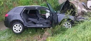 Auto wypadło z drogi i wjechał do rzeki, dwie osoby ranne