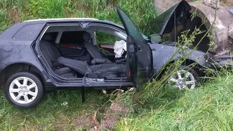 Auto wypadło z drogi i wjechał do rzeki, dwie osoby ranne