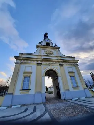 Brama została ustawiona w obecnej lokalizacji w 1758 roku. Wtedy też zamontowano zegar 