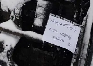 W rowie leżał samochód. Przy podwoziu wisiała kartka z wiadomością dla służb