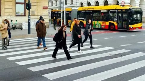 Warszawa - listopad 2021, przechodnie, ulica