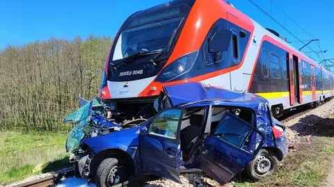 Wypadek na przejeździe kolejowo-drogowym. Nie żyje dwóch pasażerów osobówki, w tym dziecko