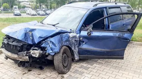 Nocny pościg za pijanym kierowcą. Rozbił auto, zostawił krwawiącego pasażera i uciekł