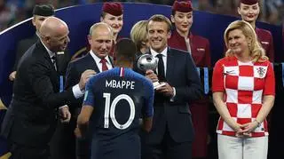 Kylian Mbappe odbiera nagrodę dla najlepszego młodego zawodnika mistrzostw świata w Rosji
