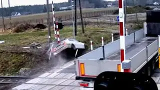 Bmw, wyprzedzając ciężarówkę na przejeździe kolejowym, z impetem wjechało w rogatkę