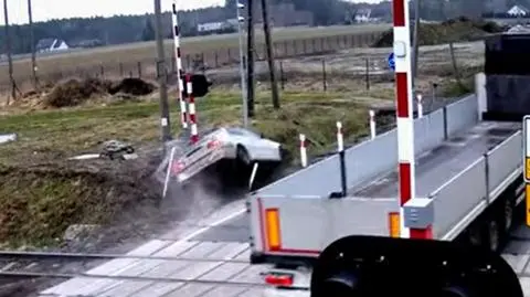 Bmw, wyprzedzając ciężarówkę na przejeździe kolejowym, z impetem wjechało w rogatkę