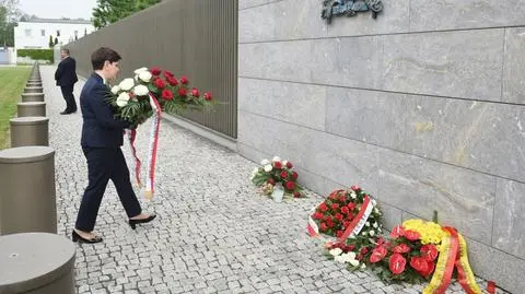 Premier Szydło oddała hołd ofiarom zamachu w Manchesterze