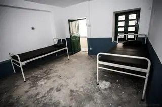 W małych pokojach bez szafek i stolików stoją tylko łóżka z "wstrętnymi" materacami