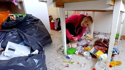 Domy, które sprząta, są jak z koszmaru. Nagrania pokazuje w sieci, stała się gwiazdą