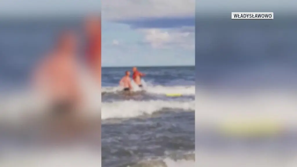 Kłótnię pijanego mężczyzny z ratownikami nagrali plażowicze