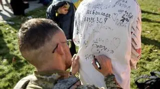 Chersoń. Ukraińscy żołnierze rozdają autografy 