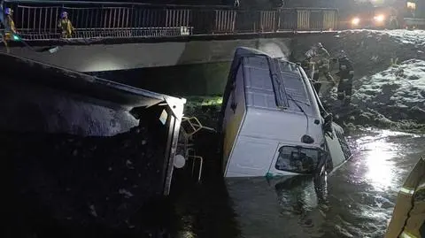 Przebił barierki i wjechał do kanału. Ciężarówka zanurzyła się w wodzie