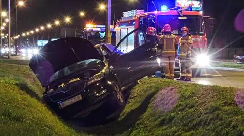 Hynka: auto w rowie, utrudnienia