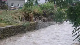 Wartki nurt zniszczył mury oporowe