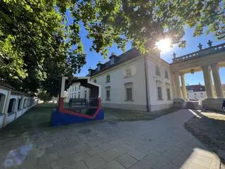 Instalacja stanęła obok zabytkowego Pałacu Branickich 