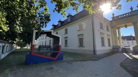 Instalacja stanęła obok zabytkowego Pałacu Branickich 