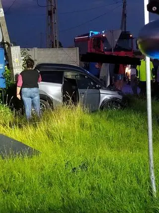 Siła uderzenia była tak duża, że znajdujący się w bagażniku 16-latek został odrzucony kilka metrów dalej na posesję