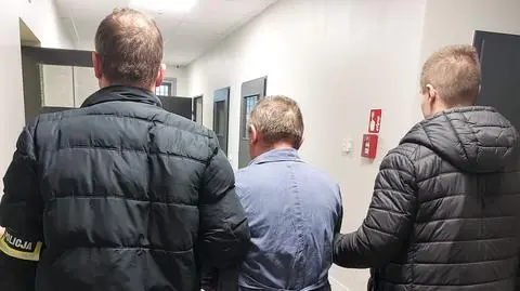 W jednym pokoju znaleźli ciało kobiety, w drugim spał jej syn