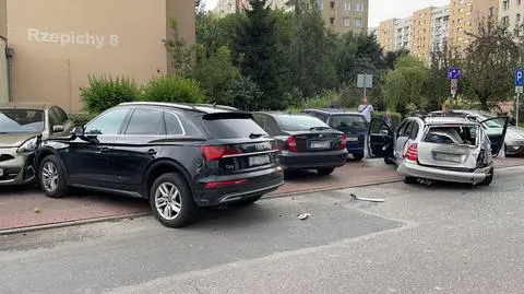 Zderzenie przy wyjeździe z parkingu. Pięć rozbitych samochodów