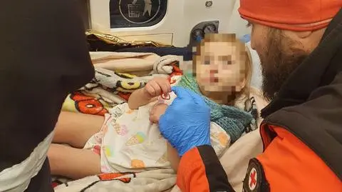 Dwuletnia dziewczynka mieszkała z mamą w namiocie. Wychłodzone i głodne dziecko trafiło do szpitala 