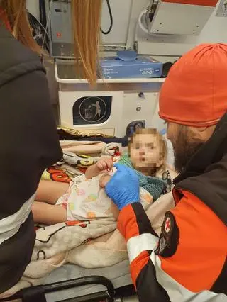 Po wstępnym badaniu dziewczynki lekarz stwierdził, że jest wychłodzona, głodna i ma infekcję górnych dróg oddechowych
