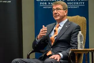 Ash Carter na zdjęciu z 2016 roku