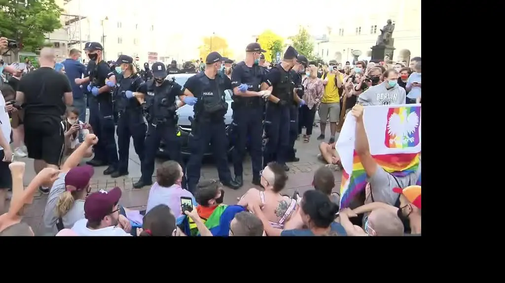 _Zamkniecie_jedn___przyjd__nast_pne__Protest_przeciwko_aresztowaniu_aktywistki_Margot_1596823172301
