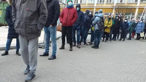 "Jeden przy drugim, my będziemy zdrowi?" Kolejka oczekujących na szczepienie, interweniowała policja