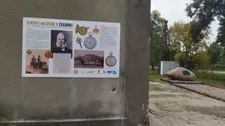 Niedaleko pomnika umieszczono też tablicę informującą o kolejach losu Antoniego Patka 