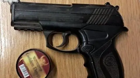 Z wiatrówki postrzelił 14-latka, przed policją schował się pod kołdrą