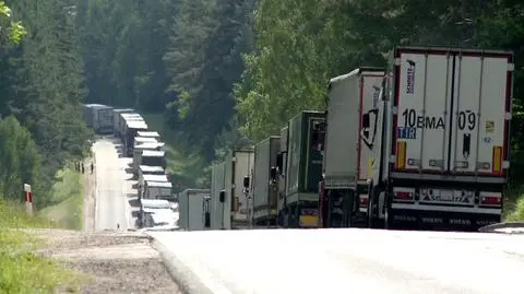 Embargo nie na wszystko i nie dla wszystkich. Na granicy z Białorusią wciąż stoją sznury tirów