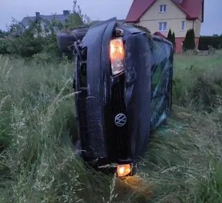 Auto leżało na boku 