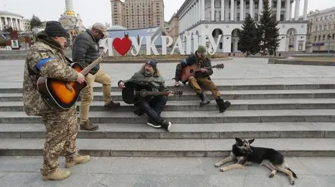 Grupa muzyczna Riznya koncertuje w centrum Kijowa (12.03.22)