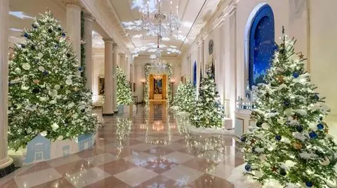 Biały Dom udekorowany na święta. Bidenowie symbolicznie podziękowali za walkę z koronawirusem