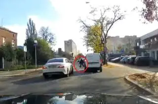 Wyprzedzał na podwójnej ciągłej i na przejściu. Prawie potrącił pieszą