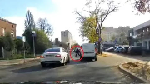 Prawie potrącił nastolatkę. Został nagrany 