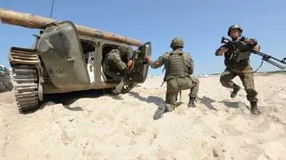 400 żołnierzy na plaży