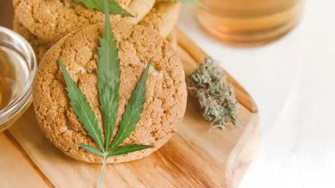 marihuana ciastka ciasteczka shutterstock_2052050120