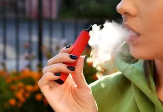 Zakaz sprzedaży dzieciom beznikotynowych jednorazówek jeszcze przed wakacjami