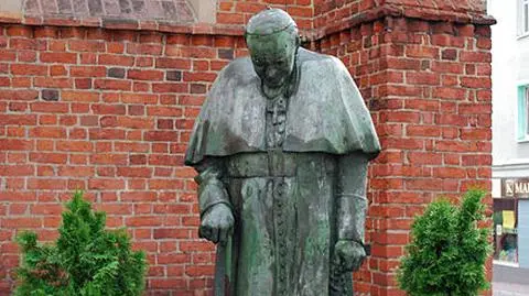 Pomalował pomnik Jana Pawła II, zdjęcia wrzucił do sieci. Sąd: ma przez trzy miesiące pracować społecznie