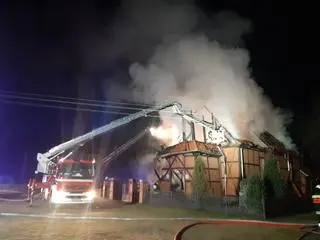 Z ogniem walczyło 16 zastępów straży pożarnej