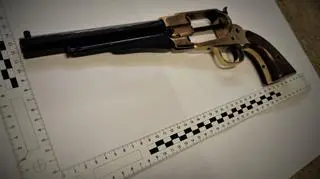 Do okna strzelano z rewolweru czarnoprochowego