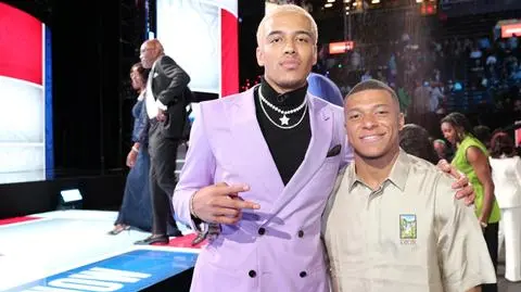 Jak gwiazda z gwiazdą. Wyjątkowe zdjęcie Sochana i Mbappe z draftu NBA