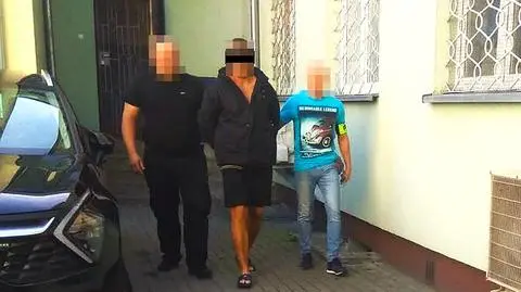 Zatrzymali 39-latka, który szedł środkiem ulicy. Policja: rzucał butelkami w auta, uderzył przypadkową kobietę