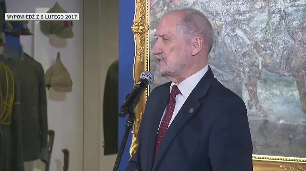 Macierewicz mówi o hołdach dla Misiewicza