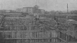 Betonowanie ścian pierwszego budynku mieszkalnego na Ratajach (1966 r
