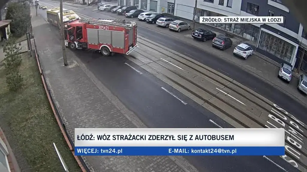 Zderzenie wozu strażackiego z autobusem w Łodzi