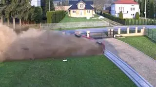 Przeleciał przez posesję i uderzył w ogrodzenie. Nagranie