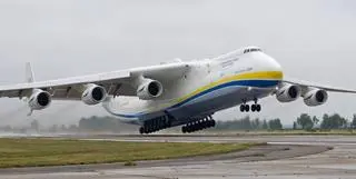 Samolot transportowy Mrija An-225, uważany za największy samolot świata