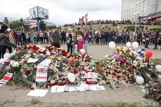 Kwiaty  w miejscu, gdzie został zastrzelony Alaksandr Tarajkouski